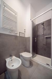 uma casa de banho com um WC, um chuveiro e um lavatório. em Affittacamere Giglio di mare em San Benedetto del Tronto