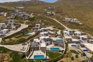 パノロモス・マイコノスにあるMykonos Panormos Villasの白い建物のリゾートの空中ビュー