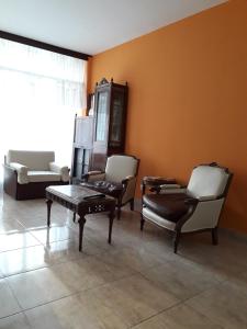 sala de estar con sillas, mesa y sofá en Edificio Valle en Mar del Plata