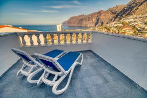 two lounge chairs on a balcony overlooking the ocean at Ona el Marqués in Puerto de Santiago