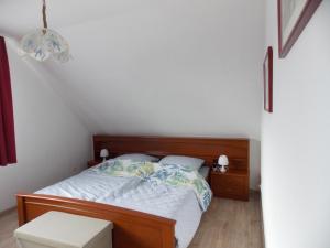 a small bedroom with a bed and a chair at Ferienwohnung Heese Wennigsen in Bönnigsen