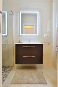 a bathroom with a sink and a mirror at Wonderful City Apartment Av Salamanca by NRAS in Alicante