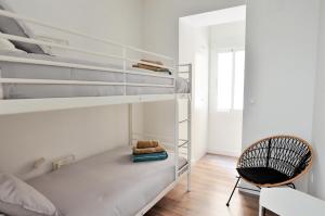 Bunk bed o mga bunk bed sa kuwarto sa Wonderful City Apartment Av Salamanca by NRAS