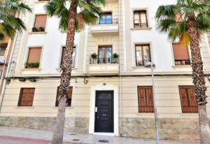 budynek z palmami przed nim w obiekcie Wonderful City Apartment Av Salamanca by NRAS w Alicante