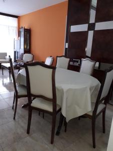 uma sala de jantar com uma mesa branca e cadeiras em Edificio Valle em Mar del Plata