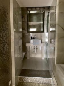 Koupelna v ubytování Deluxe Suites Mandić