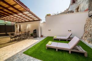 a backyard with a patio with green grass at Casa Istriana Vrsar in Vrsar