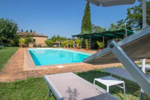 a swimming pool in the backyard of a house at Agriturismo Filettro in Volterra