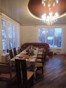 Ein Restaurant oder anderes Speiselokal in der Unterkunft Apartment on Sovetskaya 151B 