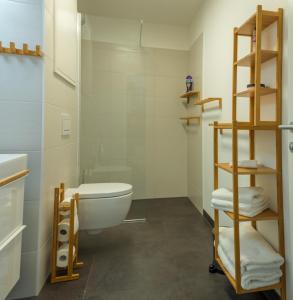 Un baño con un inodoro blanco y un lavabo. en Yellow Flower Apartment with Pool - 5 min to Lake, en Viena