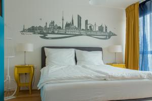 1 dormitorio con 1 cama y una ciudad en la pared en Yellow Flower Apartment with Pool - 5 min to Lake, en Viena 31 fotos más
