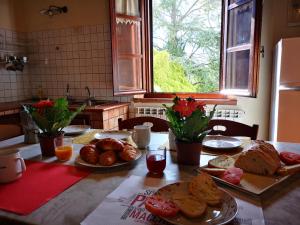 una mesa con pan y bollería en la cocina en Poggio del Sole, en Castiglione del Lago