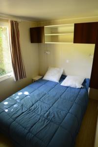 Postel nebo postele na pokoji v ubytování camping rochecondrie