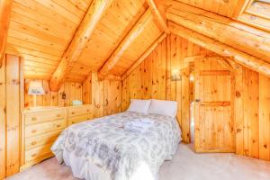 a bedroom with a bed in a wooden cabin at Twin View Log Home in Carroll