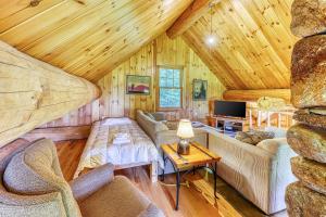 Gallery image of Eaglet Log Home in Franconia
