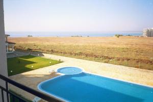 una piscina su un balcone con vista sull'oceano di Apartment Rutland Beach a Ravda