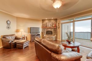 uma sala de estar com mobiliário de couro e uma lareira em Reserve 36-D em Sugar Mountain