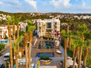 an aerial view of a resort with palm trees at Hotel Vita Bella Resort & Spa in Gundogan