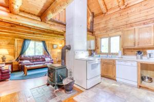 Cabaña de madera con cocina y sala de estar. en Twin View Log Home, en Carroll