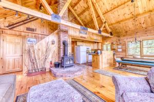 a living room with a fireplace in a wooden cabin at Franconia Range View in Franconia