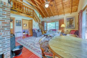 Emmon's Mittersill Village Chalet في فرانكونيا: غرفة معيشة مع طاولة وكراسي خشبية كبيرة