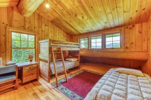 Gallery image of Eaglet Log Home in Franconia