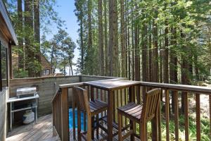 eine Veranda mit 2 Stühlen und einem Tisch auf einer Terrasse in der Unterkunft Cabin 55 in Sea Ranch