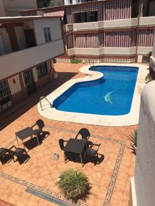 The swimming pool at or close to APTO TANEZ TORREMOLINOS, a