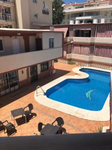 a swimming pool in the middle of a building at 2 bedrooms, Las Plumas in Torremolinos