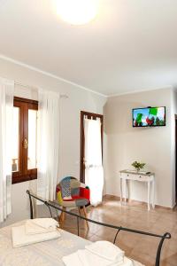 TV a/nebo společenská místnost v ubytování Lu Lioni Rooms