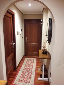 an arched hallway with a door and a rug at Apartamento Dreams in Vigo