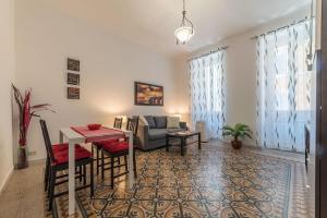 een woonkamer met een tafel en een bank bij Cozy Flat Borgo Pio in Rome