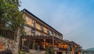 德清莫干山品后坞民宿的有很多窗户的建筑