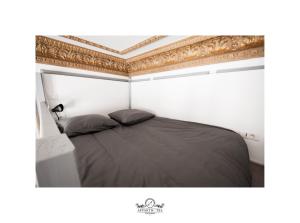เตียงในห้องที่ L'Impérial Appart Hotel Poitiers