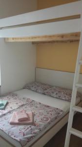 ein Schlafzimmer mit einem Etagenbett mit einer Leiter in der Unterkunft Apartment Lana in Izola