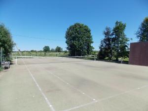 Tenis a/nebo squash v ubytování Kastani Camping nebo okolí