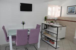 Kuchyň nebo kuchyňský kout v ubytování Apartmani Novosel