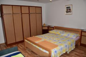 Postel nebo postele na pokoji v ubytování Apartmani Novosel