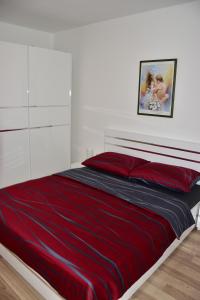 Postel nebo postele na pokoji v ubytování Apartmani Novosel