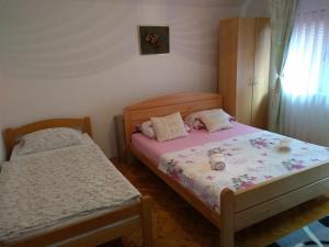 1 dormitorio con 2 camas en una habitación en Apartments Aida, en Bihać