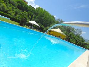 una piscina blu con fontana di Grazia Appartamento Family a Barga