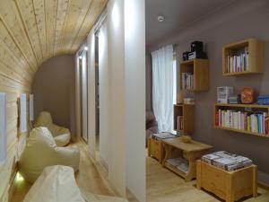 ein Wohnzimmer mit einem Sofa und einem Tisch in der Unterkunft LE Relais des Anges in Rupt-sur-Moselle