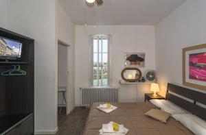ein Wohnzimmer mit einem Sofa und einem TV in der Unterkunft Le Ciel d'Orphèe in Pisa