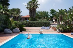 Bazén v ubytovaní La casa di Masina - A surrounded garden Villa - alebo v jeho blízkosti