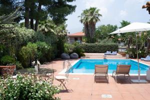 Bazén v ubytovaní La casa di Masina - A surrounded garden Villa - alebo v jeho blízkosti