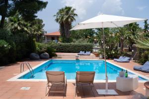 Bazén v ubytovaní La casa di Masina - A surrounded garden Villa - alebo v jeho blízkosti
