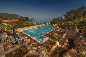 チェファルにあるcefalù nest pool house terrace sea viewの海が見えるプール