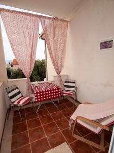 um quarto com uma mesa e cadeiras e uma janela em Apartments Barka em Tučepi