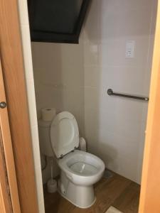 a bathroom with a white toilet in a room at Casa Dos Cabecinhos in Paradamonte