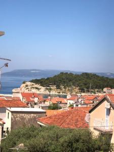 Blick auf eine Stadt mit roten Dächern und das Meer in der Unterkunft Apartment DAZ in Makarska